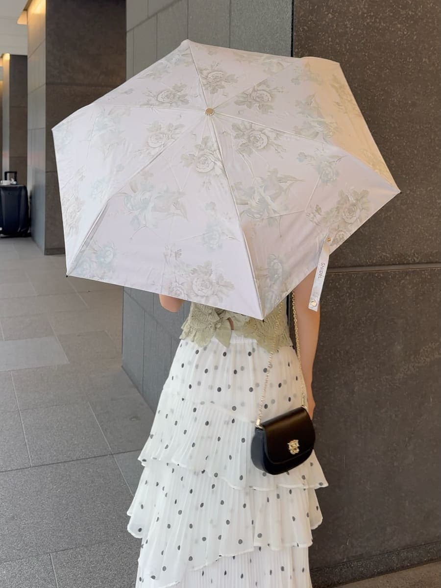 その他のスカート、グリーン系のシャツ/ブラウス、ブラック系のショルダーバッグを着用したレディースの春コーディネートの9枚目の写真