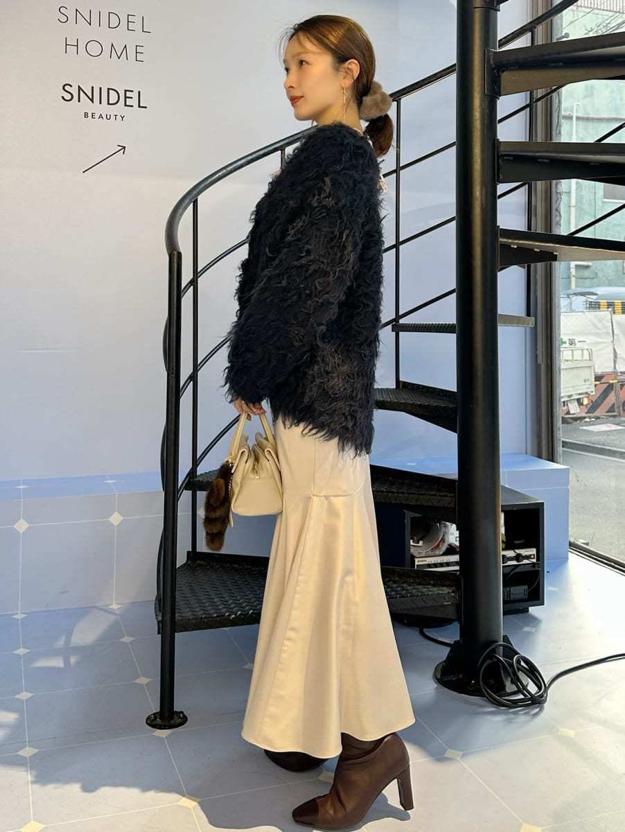 ホワイト系のワンピース、ブルー系のカーディガン/ボレロ、ホワイト系のボストンバッグを着用したレディースの秋コーディネートの4枚目の写真