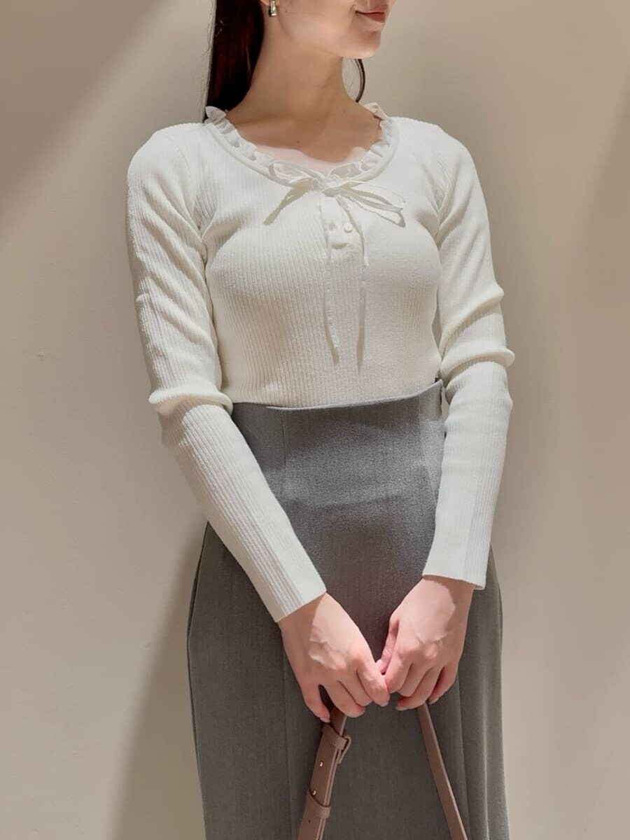 ホワイト系のニット/セーター、グレー系のスカート、ブラック系のローファーを着用したレディースの秋コーディネートの5枚目の写真