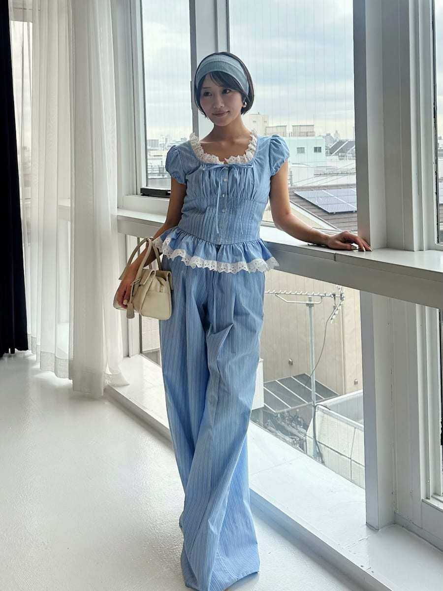 ブラウン系のサンダル、ブルー系のその他パンツ、その他のシャツ/ブラウスを着用したレディースの春コーディネートの2枚目の写真