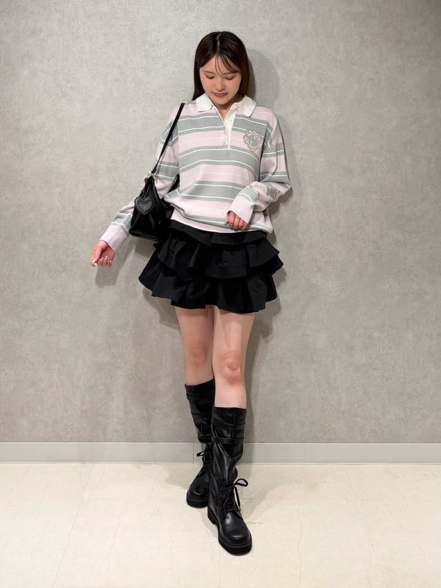 ブラック系のその他パンツ、ピンク系のポロシャツ、ブラック系のブーツを着用したレディースの夏コーディネートの2枚目の写真