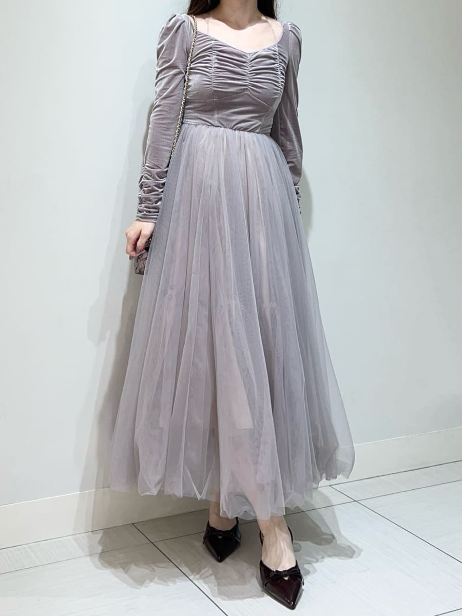 パープル系のワンピース、パープル系のショルダーバッグを着用したレディースの秋コーディネートの4枚目の写真