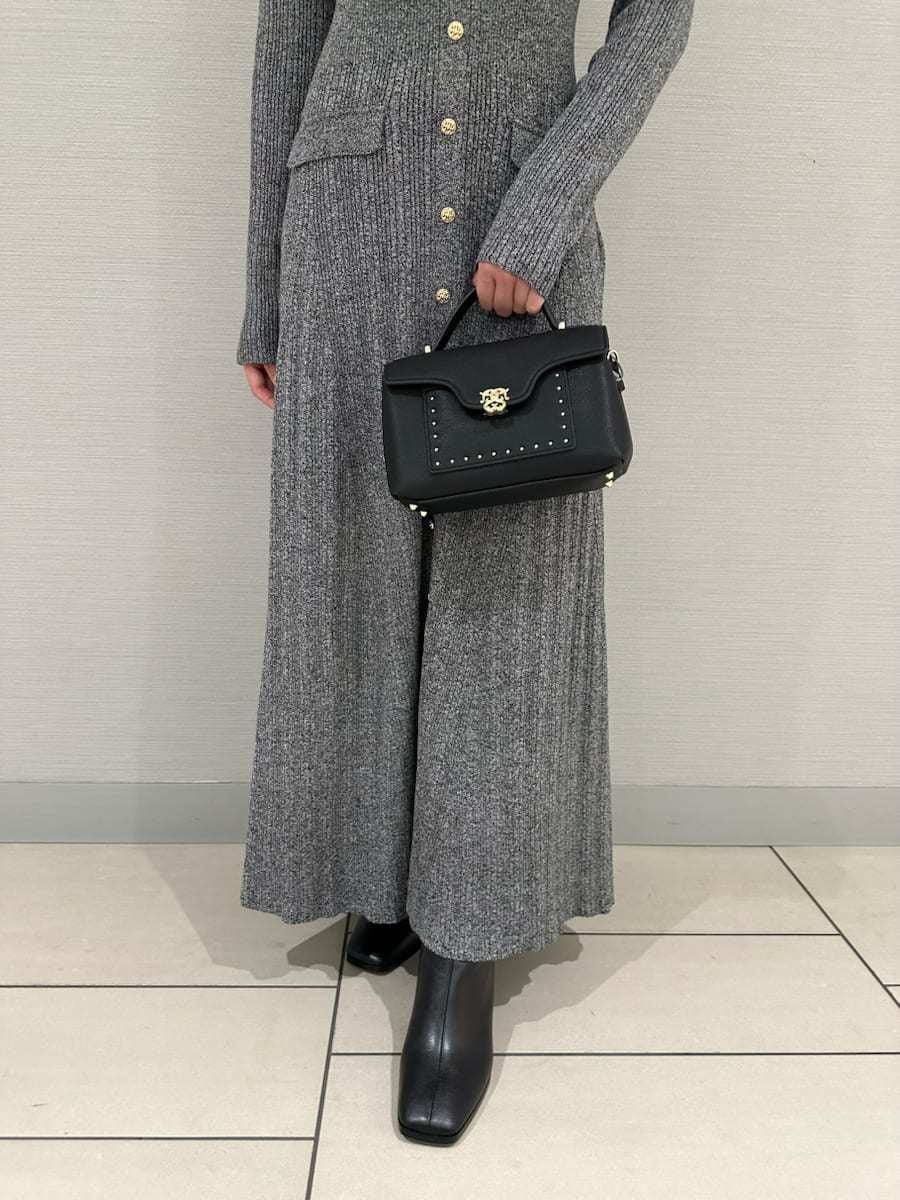 その他のワンピース、ブラック系のショルダーバッグを着用したレディースの秋コーディネートの5枚目の写真