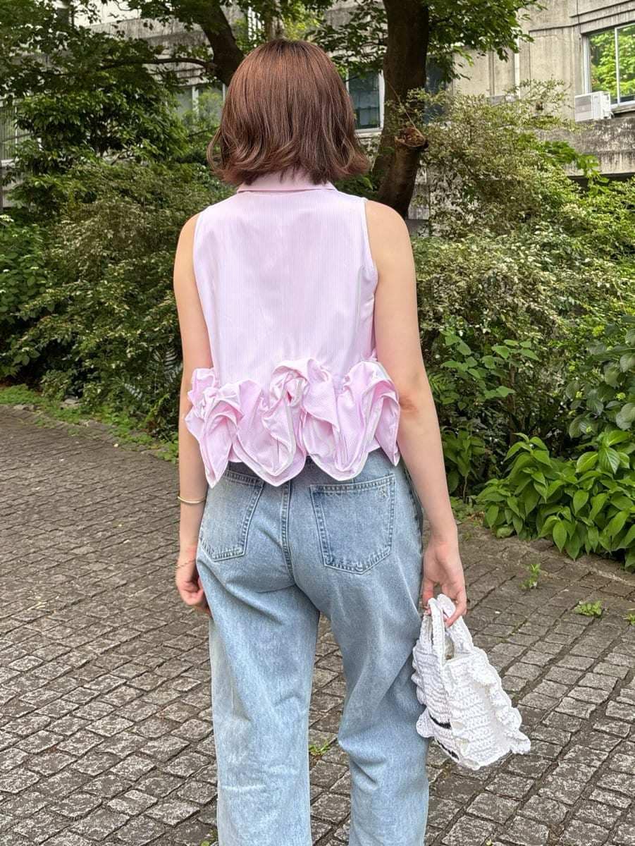 ブルー系のデニムパンツ、ピンク系のシャツ/ブラウスを着用したレディースの春コーディネートの6枚目の写真