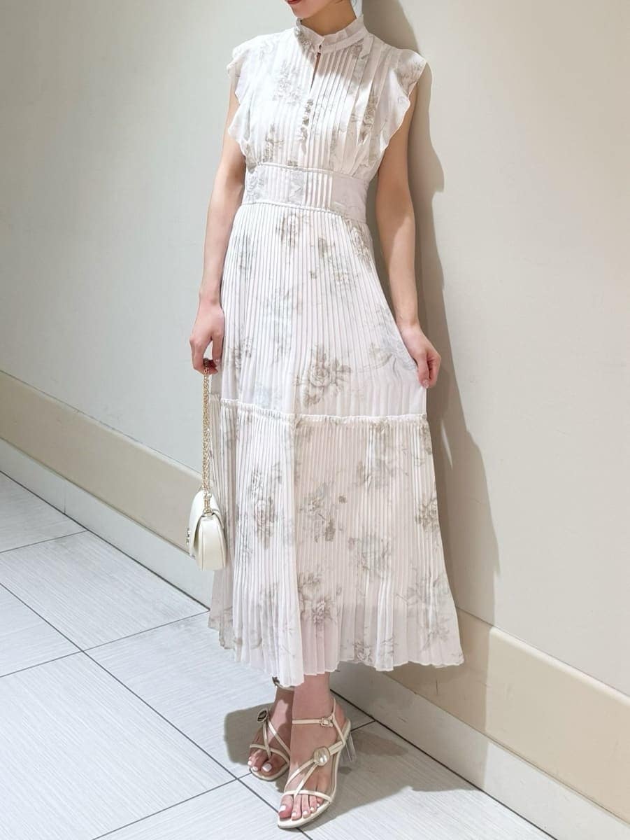 ホワイト系のテーラードジャケット、ピンク系のワンピース、ホワイト系のショルダーバッグを着用したレディースの春コーディネートの3枚目の写真