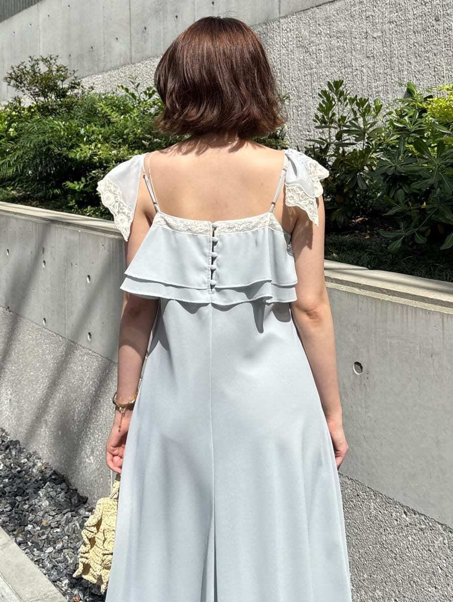 ブルー系のワンピース、その他のサンダルを着用したレディースの春コーディネートの4枚目の写真