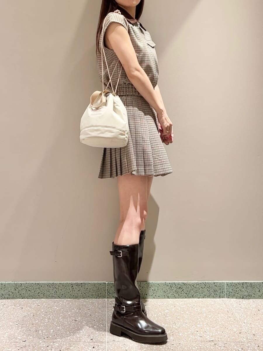 その他のブルゾン、ベージュ系のスカート、ベージュ系のハンドバッグを着用したレディースの夏コーディネートの3枚目の写真