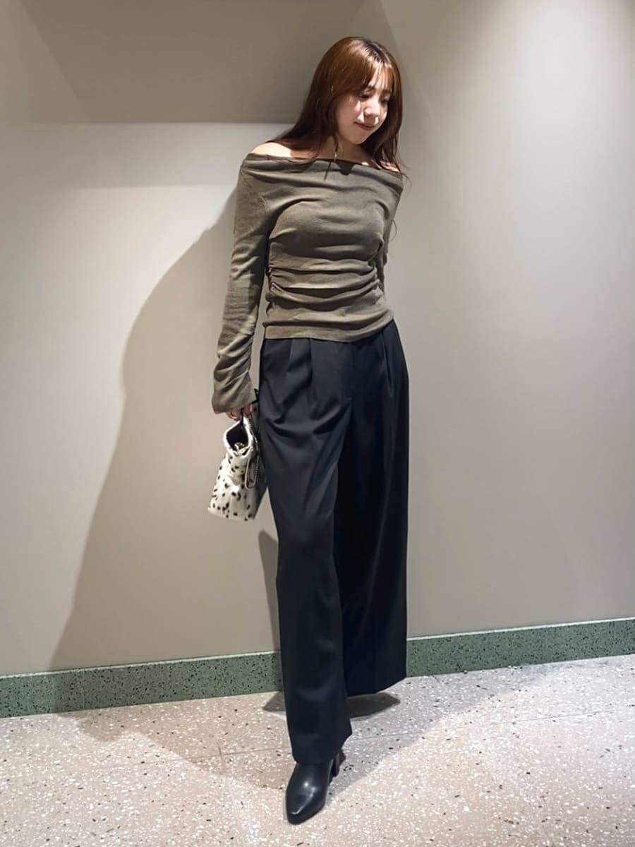 ブラック系のその他パンツ、ブラウン系のニット/セーター、ブラック系のブーツを着用したレディースの秋コーディネートの3枚目の写真