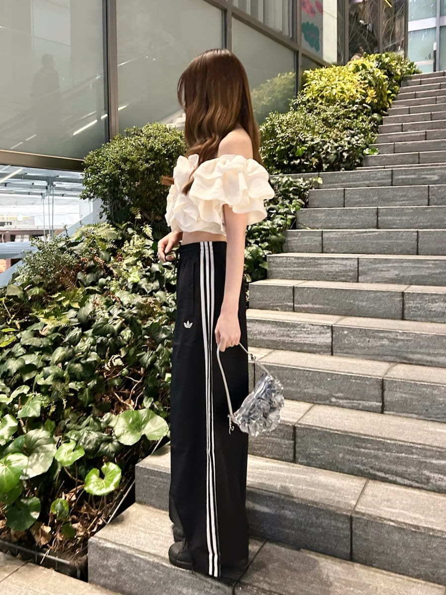 ホワイト系のシャツ/ブラウス、ブラック系のその他パンツ、シルバー系のハンドバッグを着用したレディースの春コーディネートの5枚目の写真