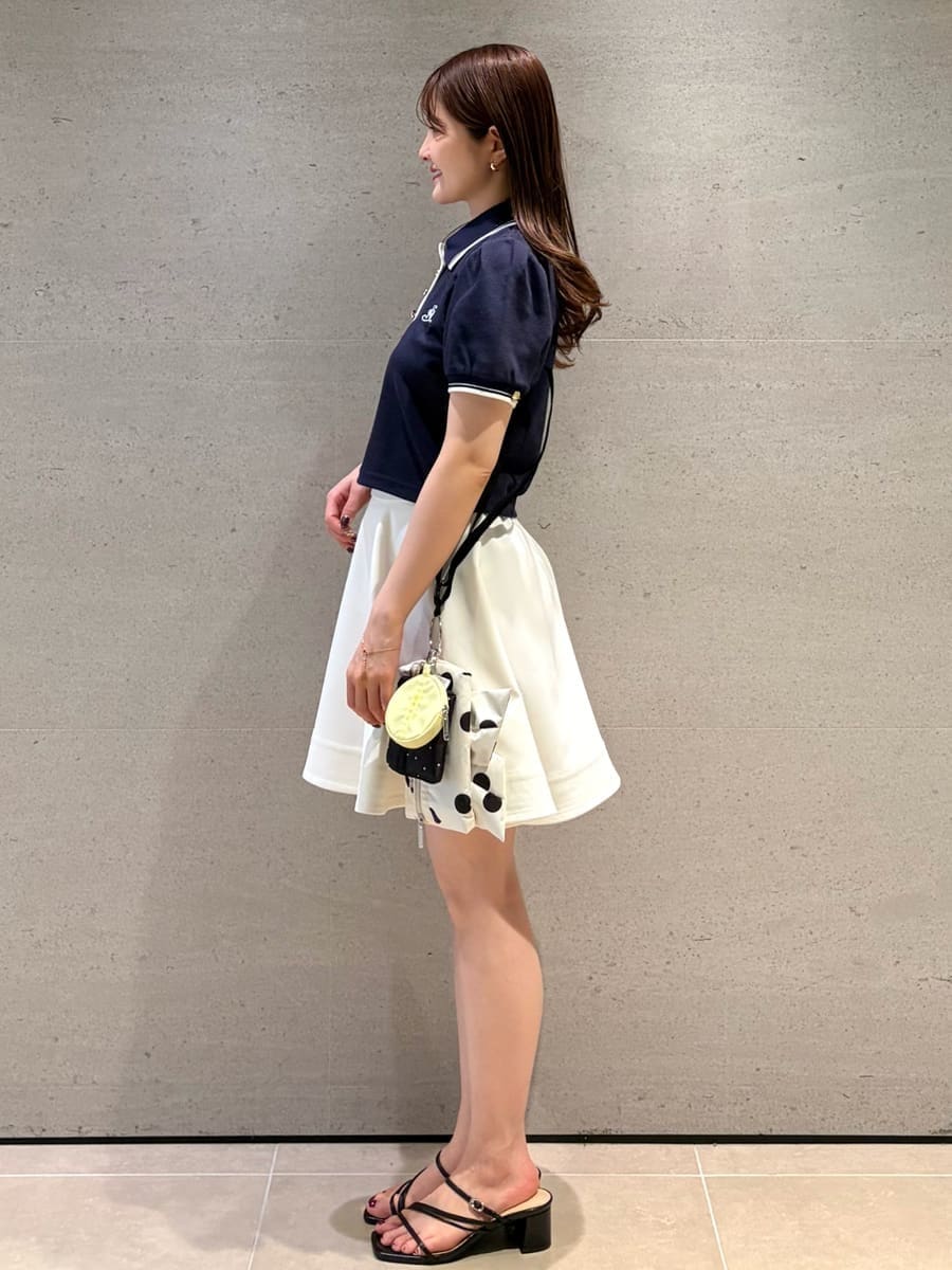 ホワイト系のその他パンツ、ブルー系のポロシャツ、ブラック系のサンダルを着用したレディースの春コーディネートの3枚目の写真