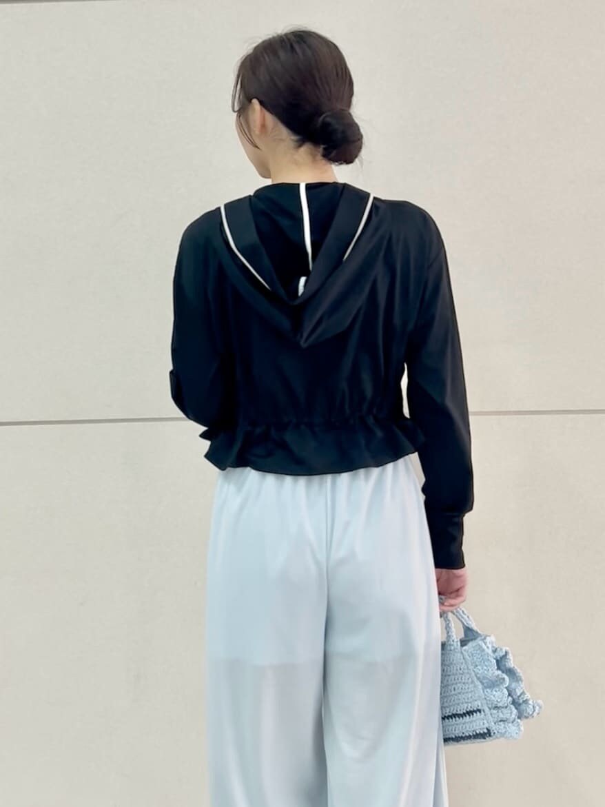 ブルー系のその他パンツ、ブルー系のショルダーバッグ、ブラック系のパーカーを着用したレディースの春コーディネートの7枚目の写真
