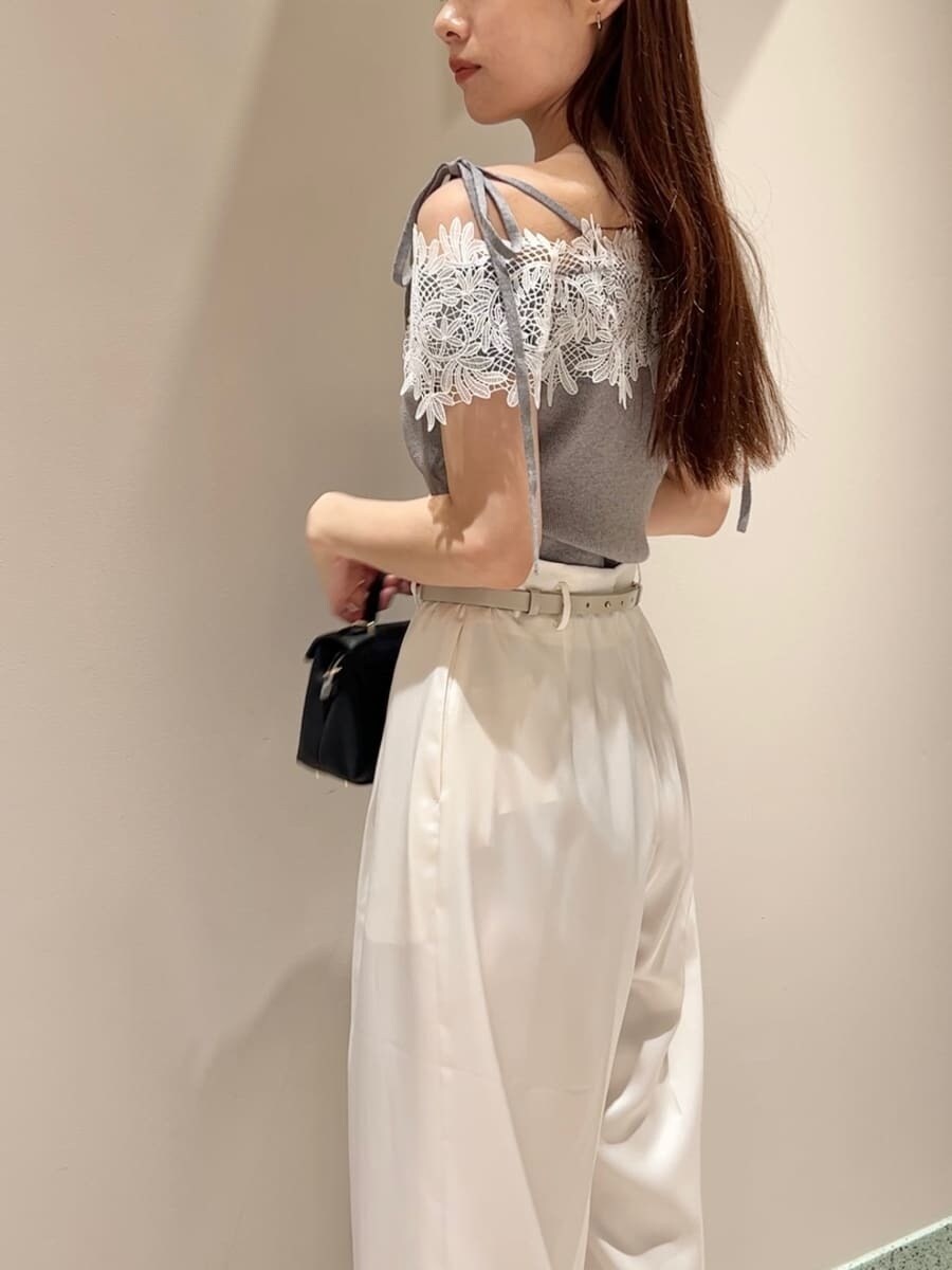 グレー系のニット/セーター、ホワイト系のその他パンツ、ブラック系のショルダーバッグを着用したレディースの夏コーディネートの5枚目の写真