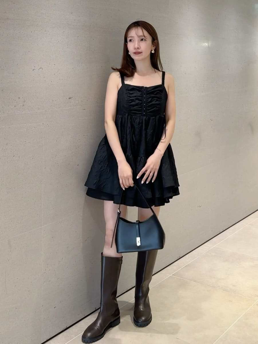 ゴールド系のピアス（両耳用）を着用したレディースの春コーディネートの6枚目の写真