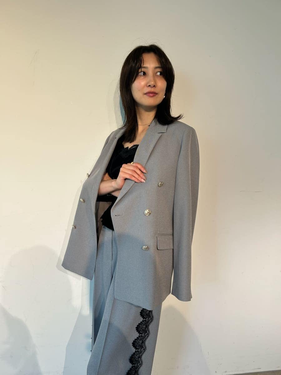 グレー系のテーラードジャケット、グレー系のその他パンツ、ブラック系のその他トップスを着用したレディースの夏コーディネートの6枚目の写真