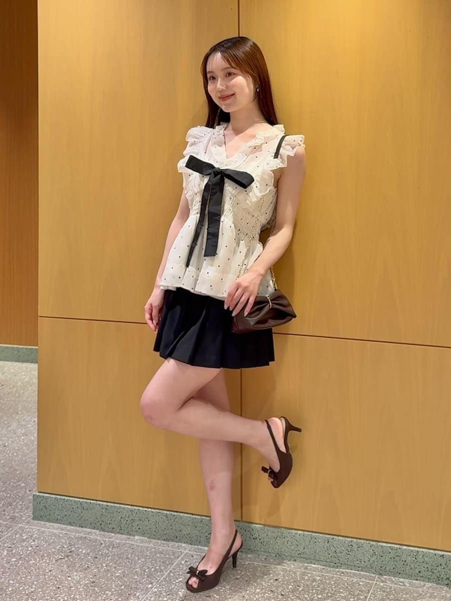 その他のシャツ/ブラウス、ブラック系のその他パンツを着用したレディースの夏コーディネートの3枚目の写真