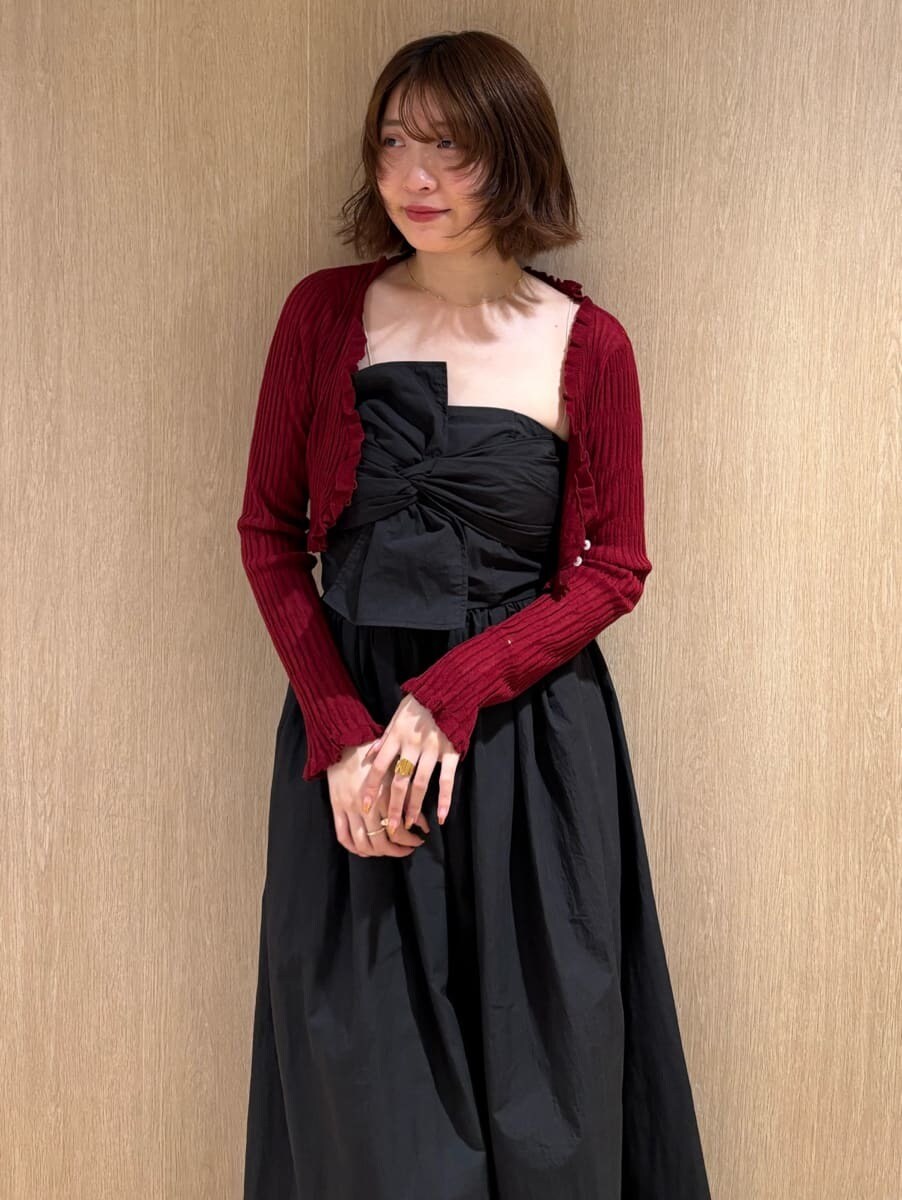 レッド系のカーディガン/ボレロ、ブラック系のサンダル、ブラック系のワンピースを着用したレディースの夏コーディネートの6枚目の写真
