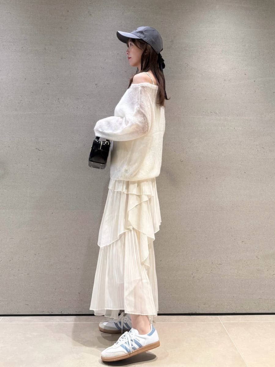 ホワイト系のニット/セーター、ホワイト系のスカート、ホワイト系のキャミソールを着用したレディースの秋コーディネートの2枚目の写真