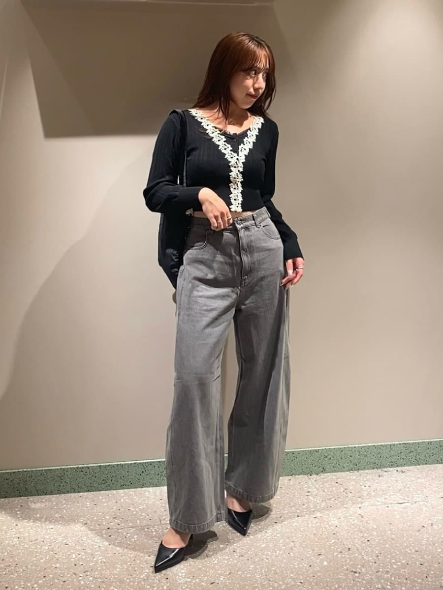 グレー系のデニムパンツ、ブラック系のカーディガン/ボレロ、ブラック系のトートバッグを着用したレディースの夏コーディネートの2枚目の写真