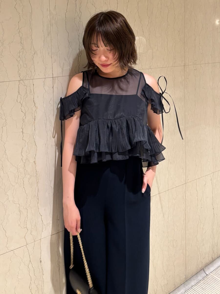 ブルー系のつなぎ/オールインワン、ブラック系のサンダルを着用したレディースの夏コーディネートの7枚目の写真