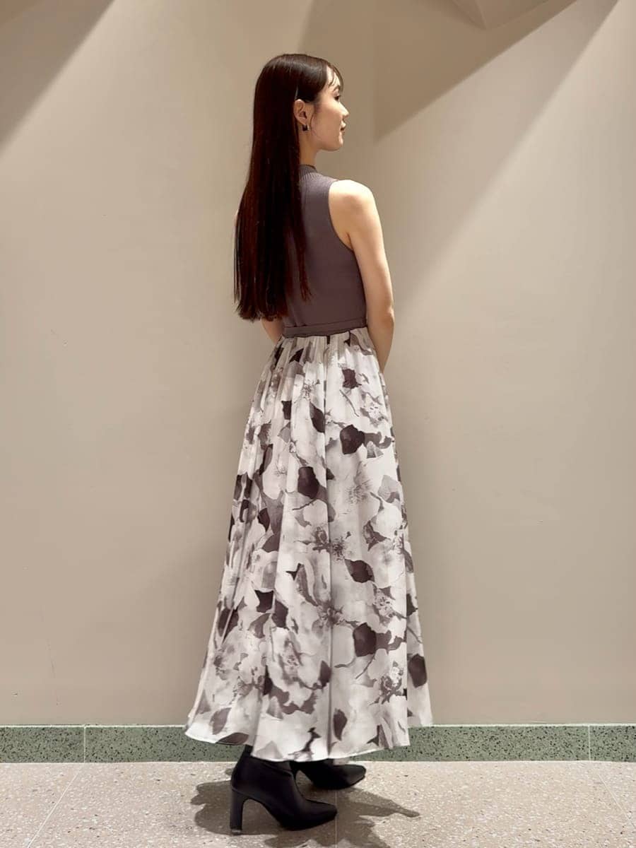 ブルー系のテーラードジャケット、グレー系のワンピース、ブラック系のブーツを着用したレディースの秋コーディネートの3枚目の写真