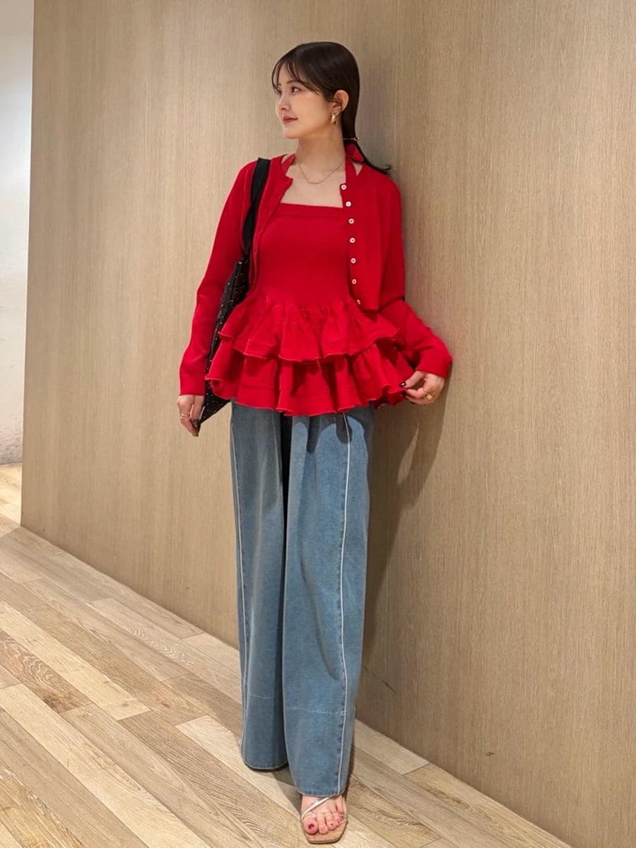 ブルー系のその他パンツ、レッド系のニット/セーター、レッド系のカーディガン/ボレロを着用したレディースの春コーディネートの3枚目の写真