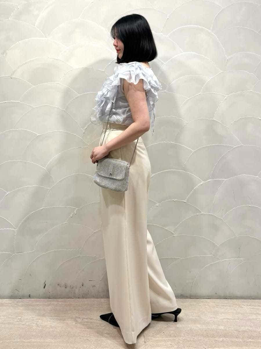 ホワイト系のその他パンツ、ブラック系のパンプス、ブルー系のシャツ/ブラウスを着用したレディースの夏コーディネートの2枚目の写真
