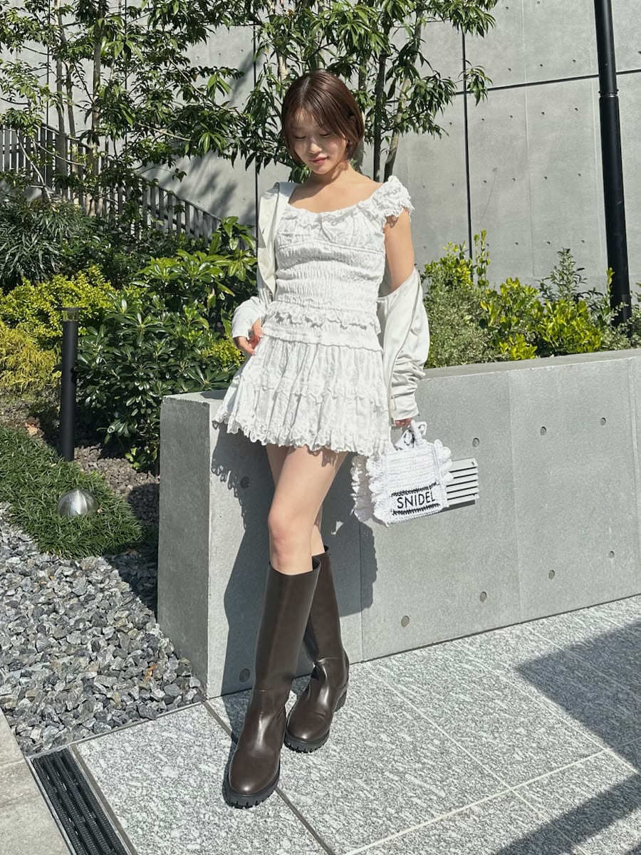 ホワイト系のその他パンツ、ホワイト系のシャツ/ブラウス、ホワイト系のショルダーバッグを着用したレディースの春コーディネートの8枚目の写真