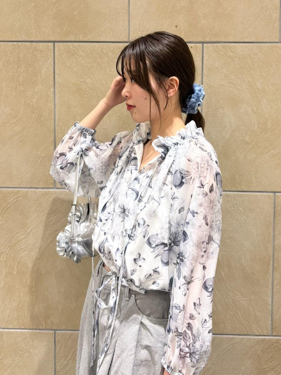 グレー系のデニムパンツ、ホワイト系のシャツ/ブラウス、シルバー系のハンドバッグを着用したレディースの冬コーディネートの6枚目の写真