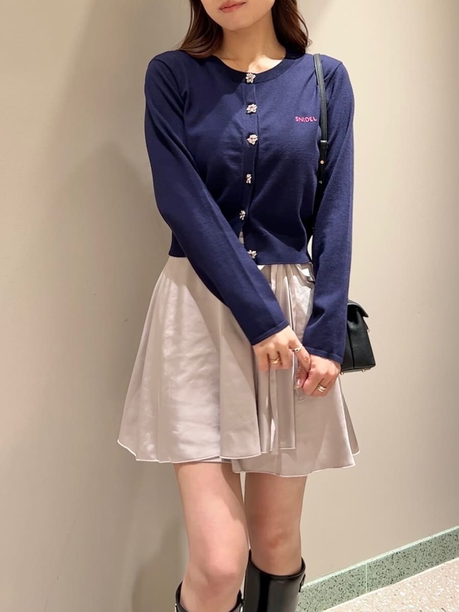 ブルー系のカーディガン/ボレロ、ピンク系のその他パンツ、ブラック系のショルダーバッグを着用したレディースの夏コーディネートの6枚目の写真