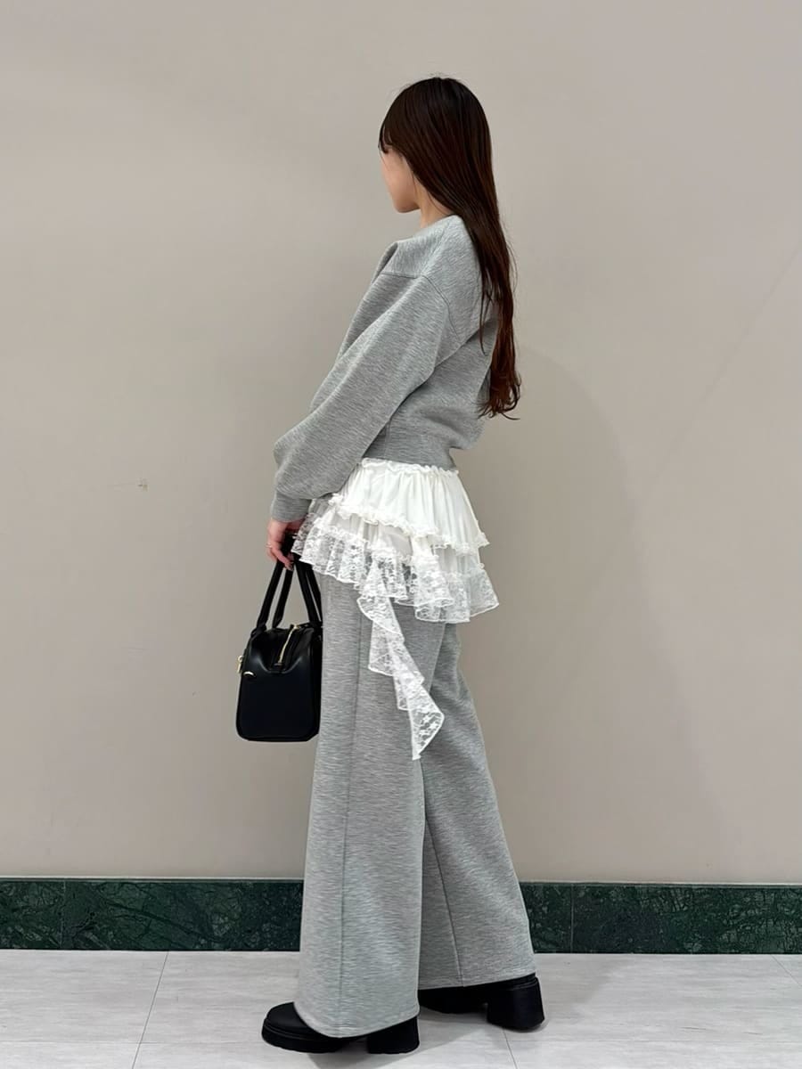 ホワイト系のTシャツ/カットソー、グレー系のスウェット、グレー系のスウェットパンツを着用したレディースの冬コーディネートの2枚目の写真