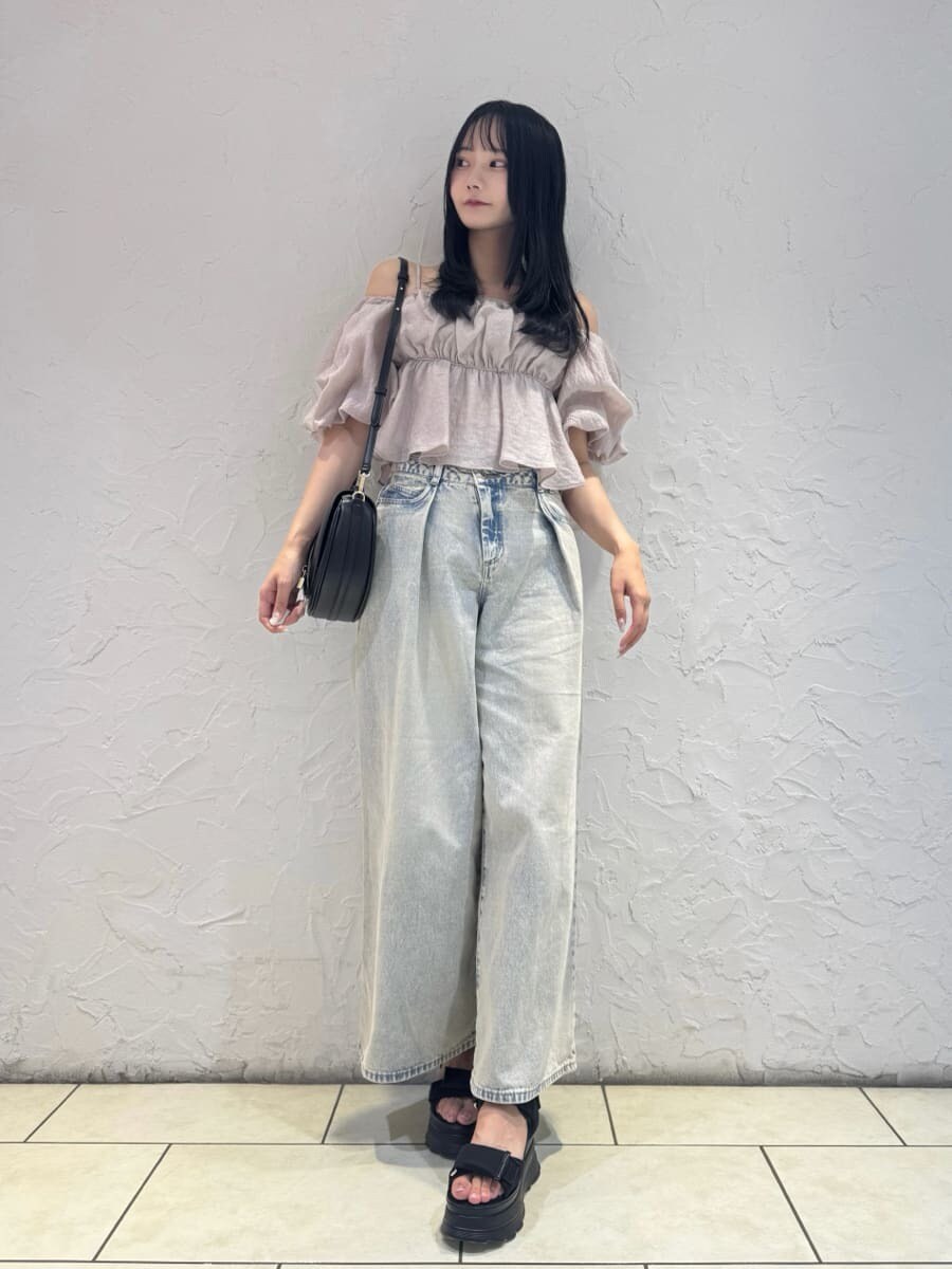 ピンク系のシャツ/ブラウス、ブルー系のデニムパンツ、ブラック系のハンドバッグを着用したレディースの夏コーディネートの4枚目の写真