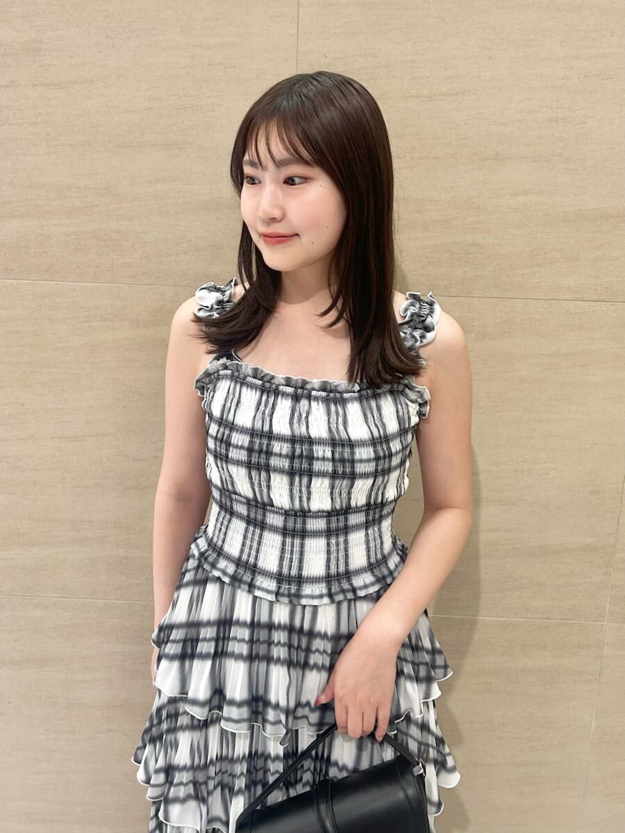 その他のワンピース、ブラック系のブルゾン、ブラック系のハンドバッグを着用したレディースの秋コーディネートの6枚目の写真