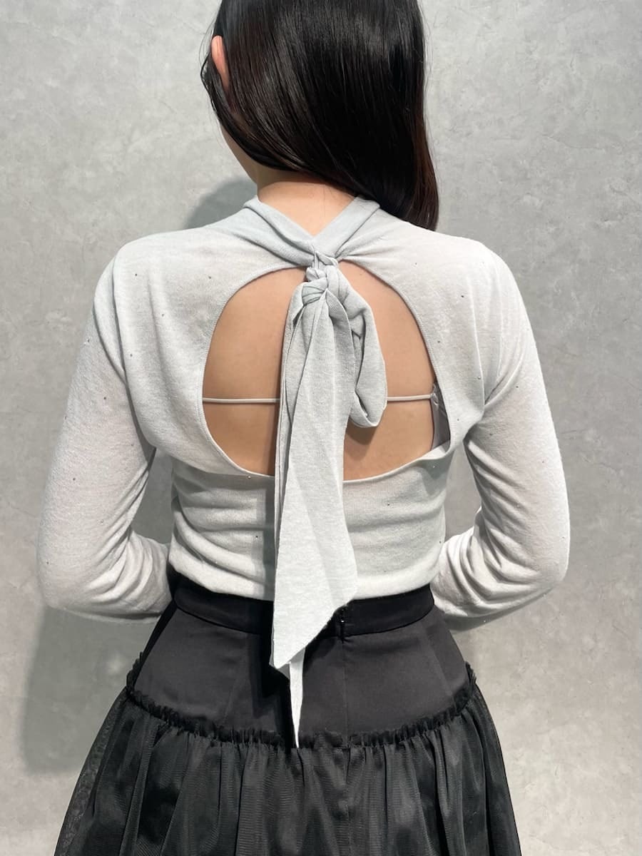 ブラック系のブーツ、グレー系のチェスターコート、ブラック系のスカートを着用したレディースの冬コーディネートの7枚目の写真