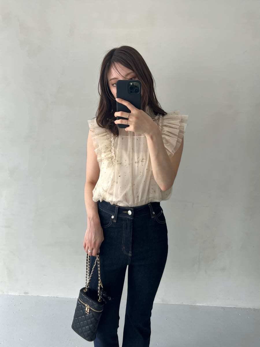 ベージュ系のシャツ/ブラウス、ブルー系のその他パンツ、ブラック系のショルダーバッグを着用したレディースの夏コーディネートの3枚目の写真