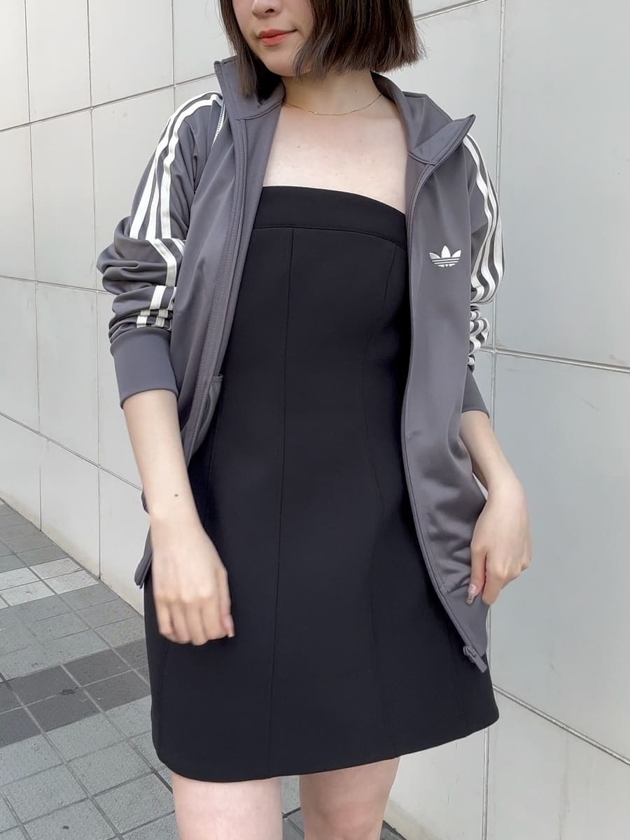 ブラック系のワンピース、シルバー系のハンドバッグ、ブラック系のローファーを着用したレディースの冬コーディネートの3枚目の写真