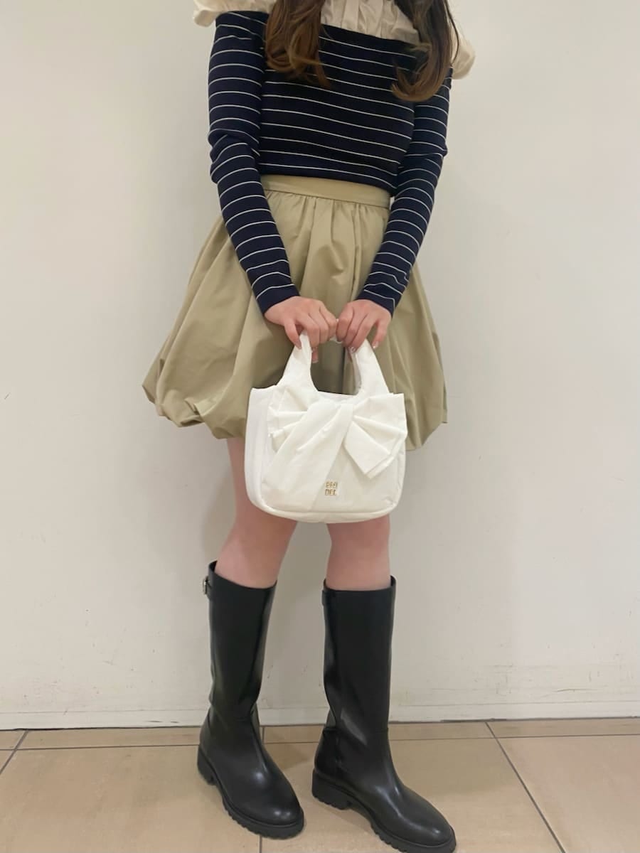 ベージュ系のその他パンツ、その他のニット/セーターを着用したレディースの冬コーディネートの5枚目の写真