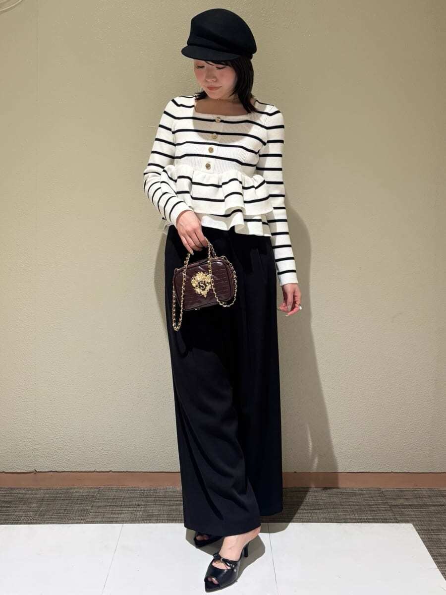 ブラック系のその他パンツ、その他のニット/セーター、ブラック系のサンダルを着用したレディースの秋コーディネートの3枚目の写真