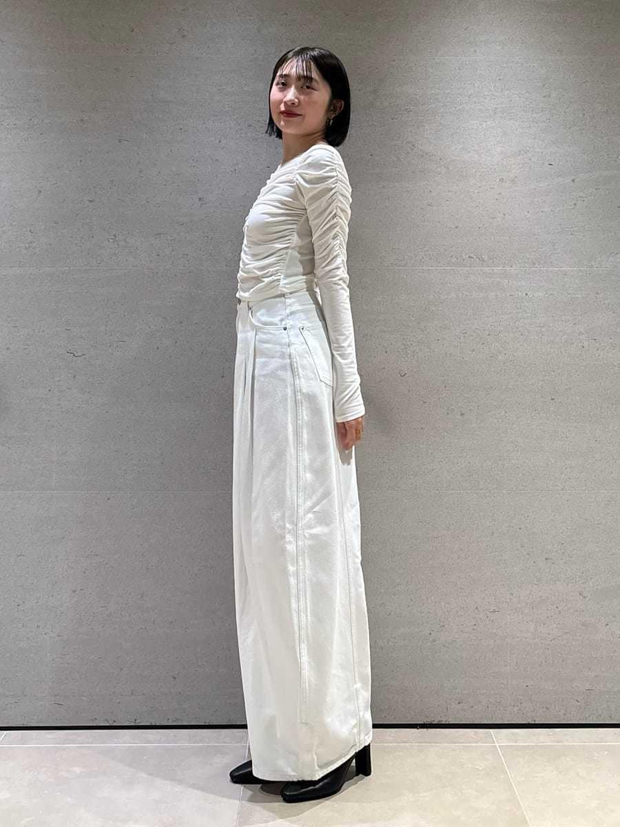 ホワイト系のTシャツ/カットソーを着用したレディースの冬コーディネートの5枚目の写真