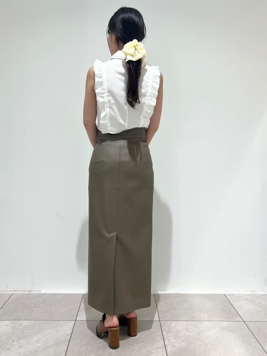 ホワイト系のシャツ/ブラウス、ブラウン系のスカート、イエロー系のローファーを着用したレディースの夏コーディネートの3枚目の写真