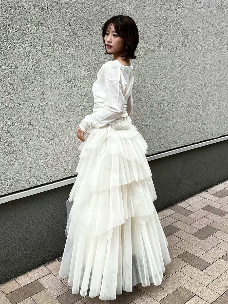 ブラック系のブーツ、ホワイト系のニット/セーター、その他のピアス（両耳用）を着用したレディースの冬コーディネートの7枚目の写真