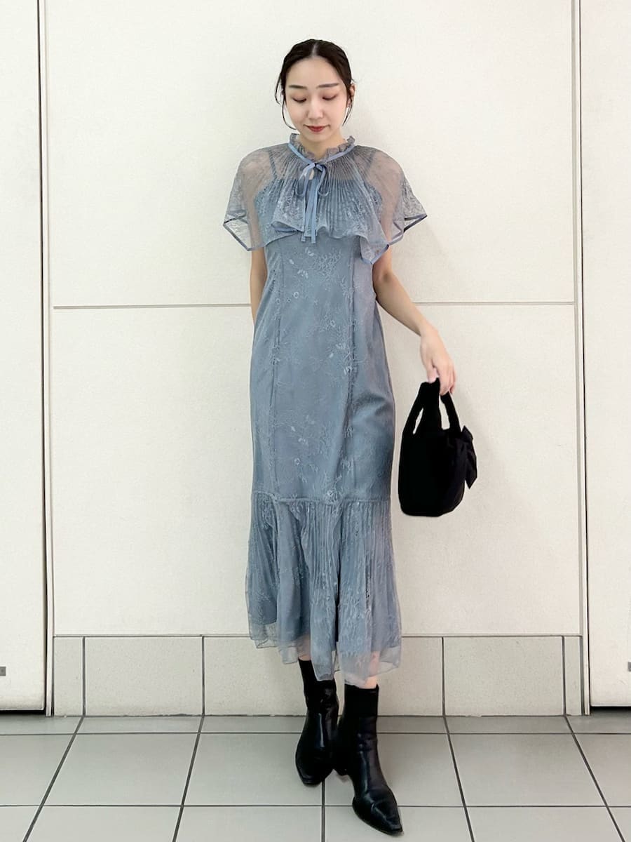 グレー系のドレスを着用したレディースの冬コーディネートの2枚目の写真