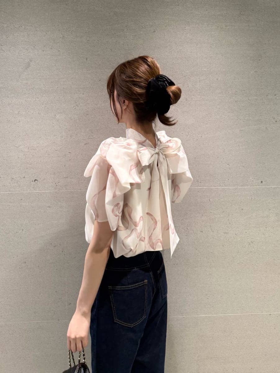 ブルー系のデニムパンツを着用したレディースの春コーディネートの4枚目の写真