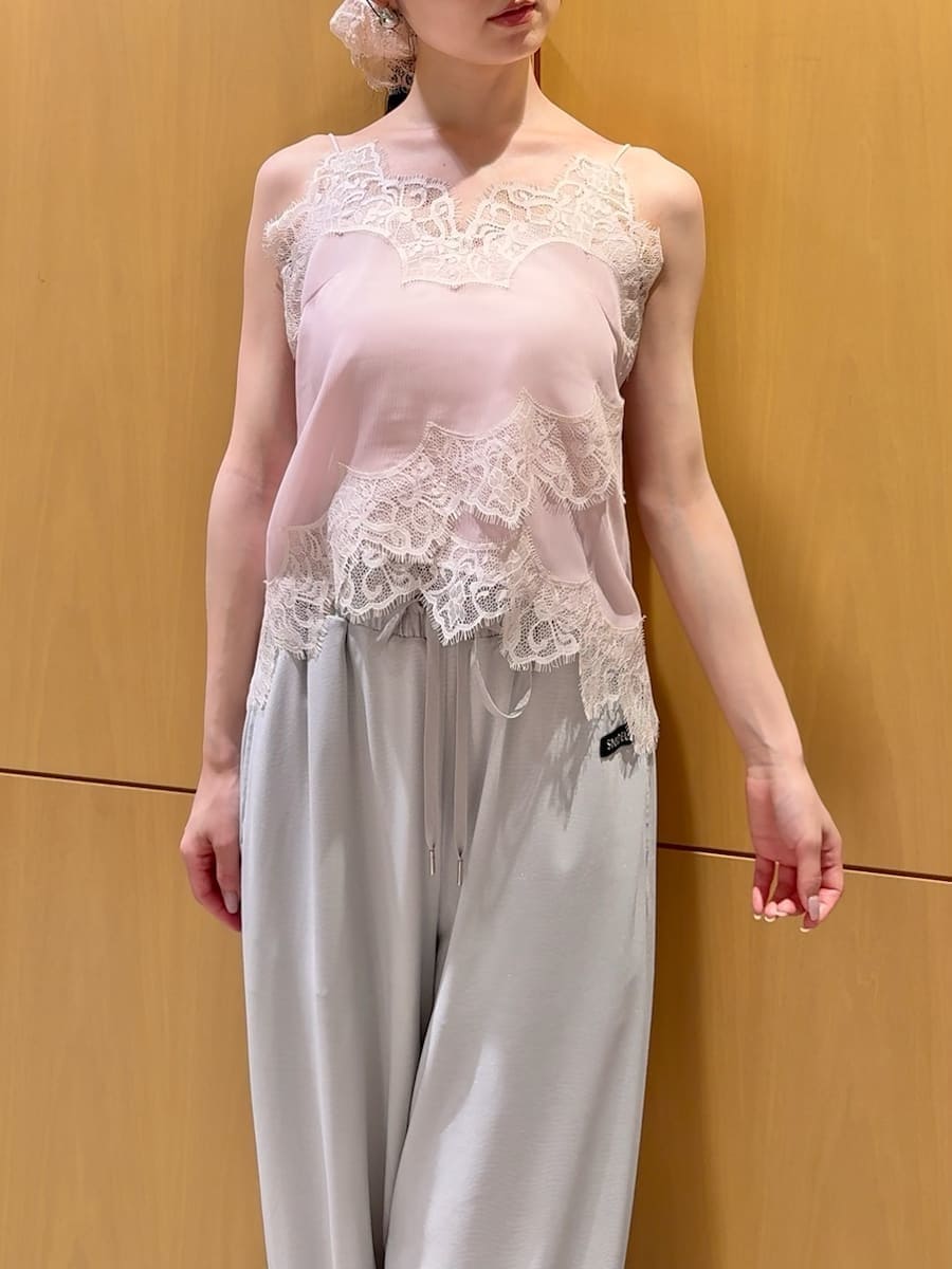 シルバー系のその他パンツ、ピンク系のキャミソール、ホワイト系のカーディガン/ボレロを着用したレディースの春コーディネートの8枚目の写真