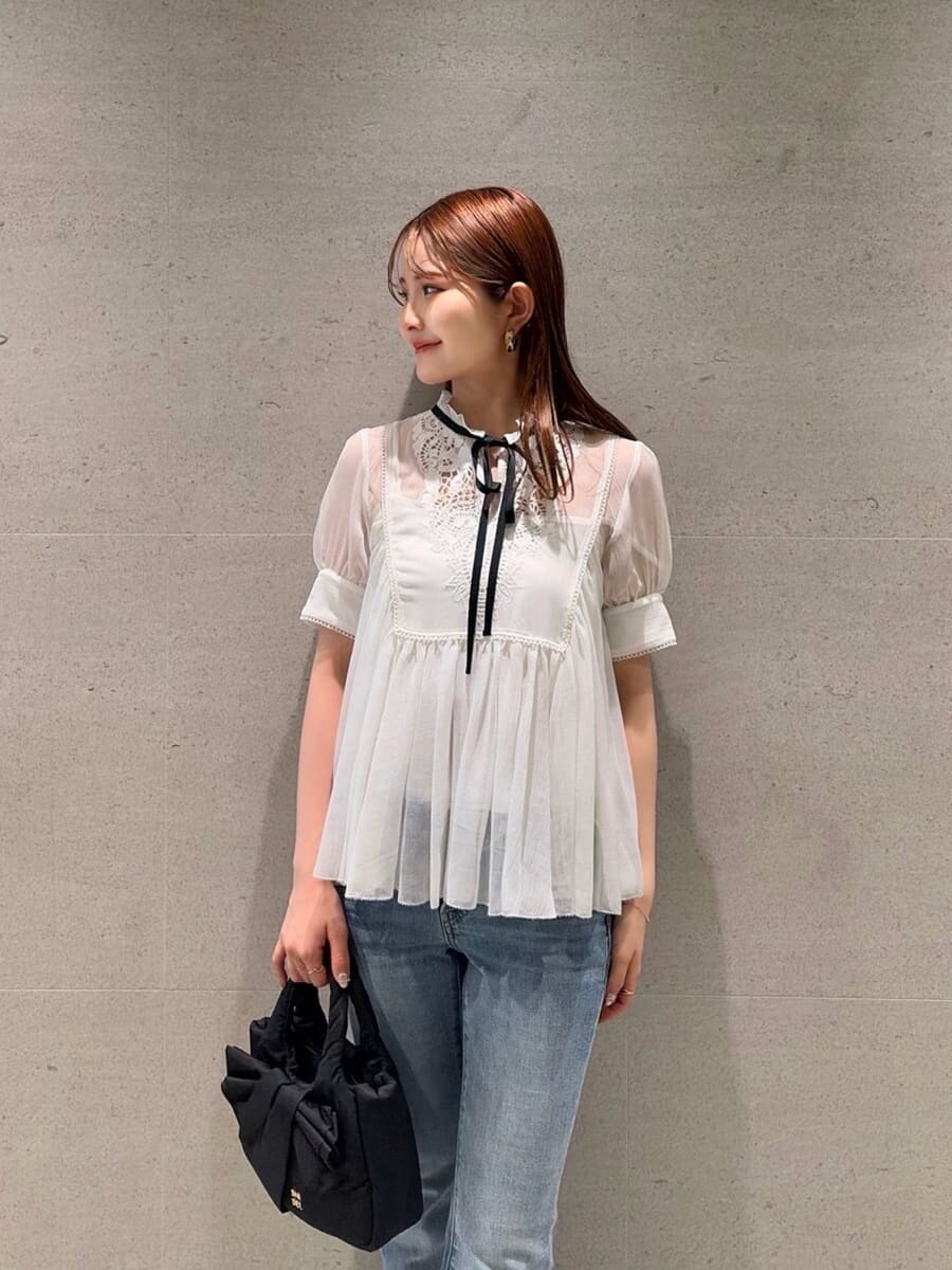 ブルー系のデニムパンツ、イエロー系のパンプス、その他のシャツ/ブラウスを着用したレディースの春コーディネートの8枚目の写真