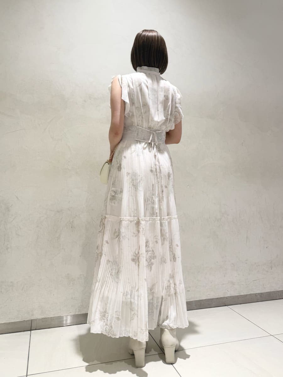 ピンク系のワンピース、ホワイト系のショルダーバッグを着用したレディースの春コーディネートの3枚目の写真