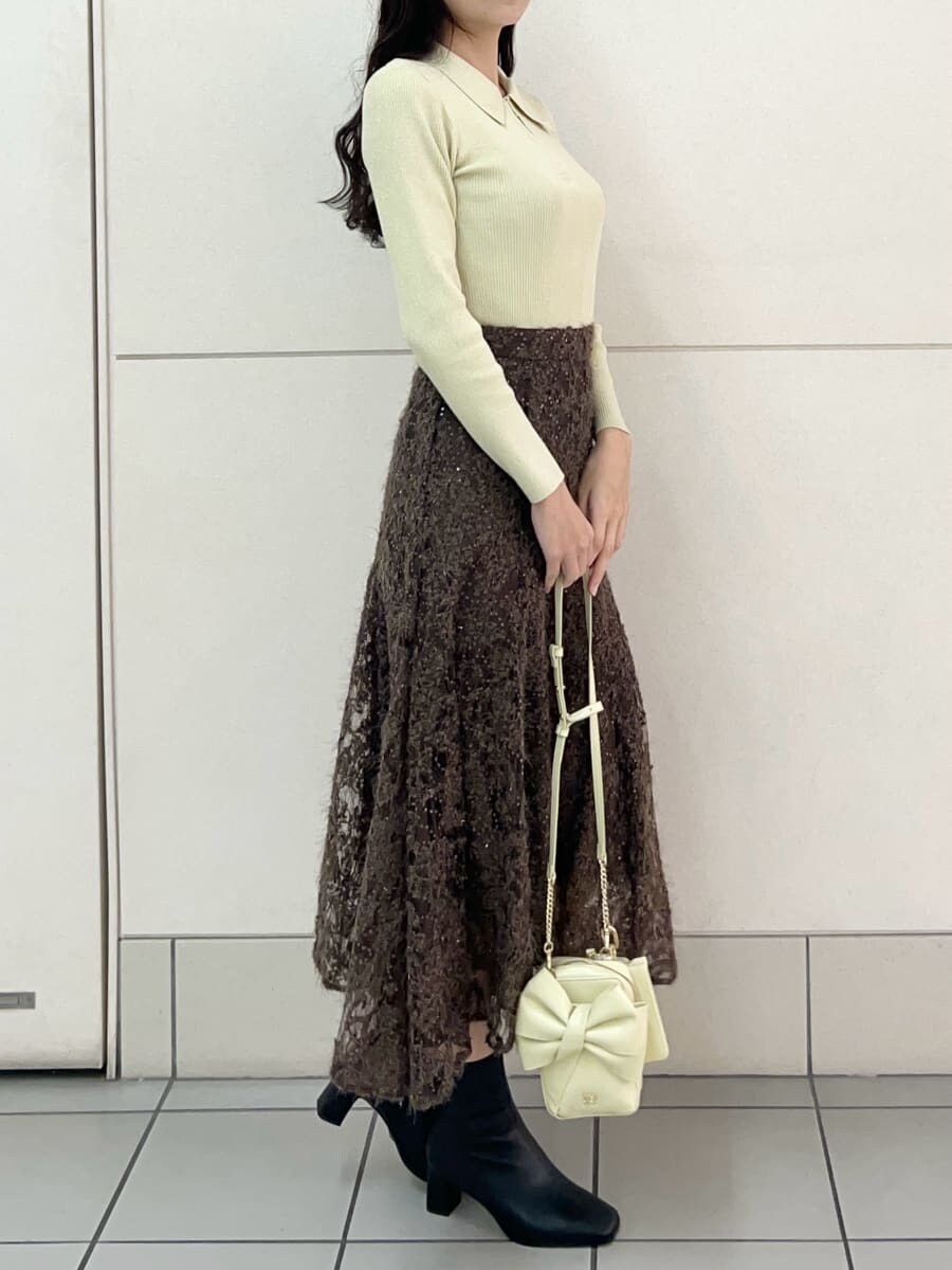 ブラウン系のスカート、イエロー系のニット/セーター、イエロー系のショルダーバッグを着用したレディースの秋コーディネートの2枚目の写真
