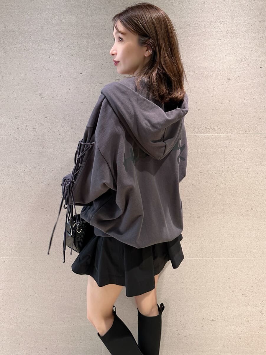 ブラック系のその他パンツ、ブラック系のボストンバッグを着用したレディースの秋コーディネートの6枚目の写真