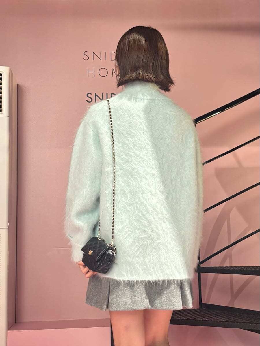 グリーン系のブルゾン、グレー系のスカート、ブラック系のショルダーバッグを着用したレディースの秋コーディネートの4枚目の写真