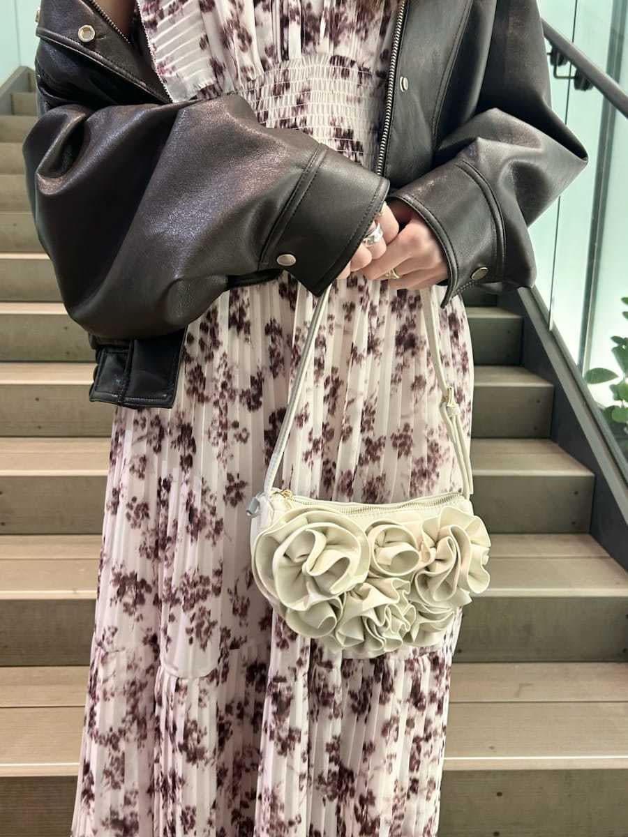 ピンク系のワンピース、ブラウン系のブルゾン、ホワイト系のハンドバッグを着用したレディースの春コーディネートの5枚目の写真