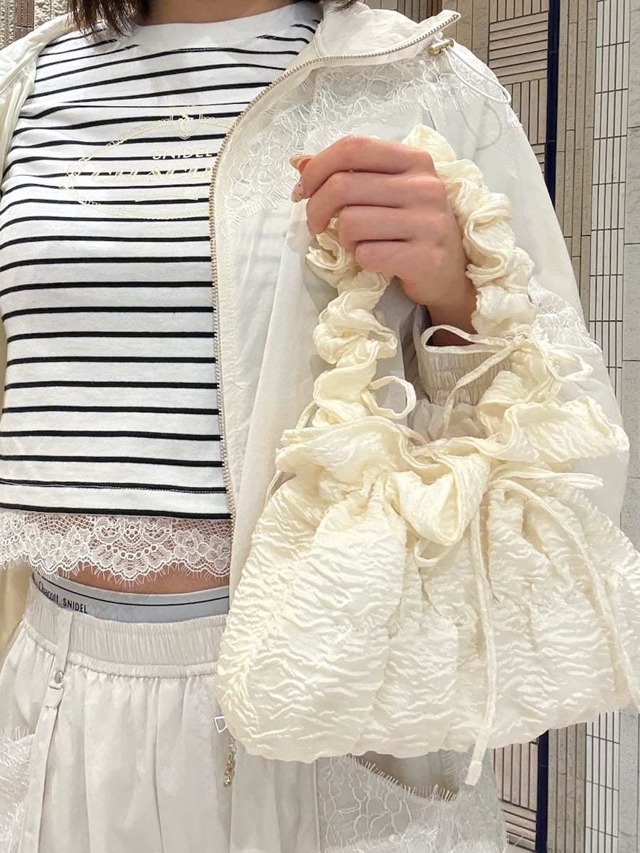 ホワイト系のブルゾン、ホワイト系のその他パンツ、その他のTシャツ/カットソーを着用したレディースの春コーディネートの6枚目の写真